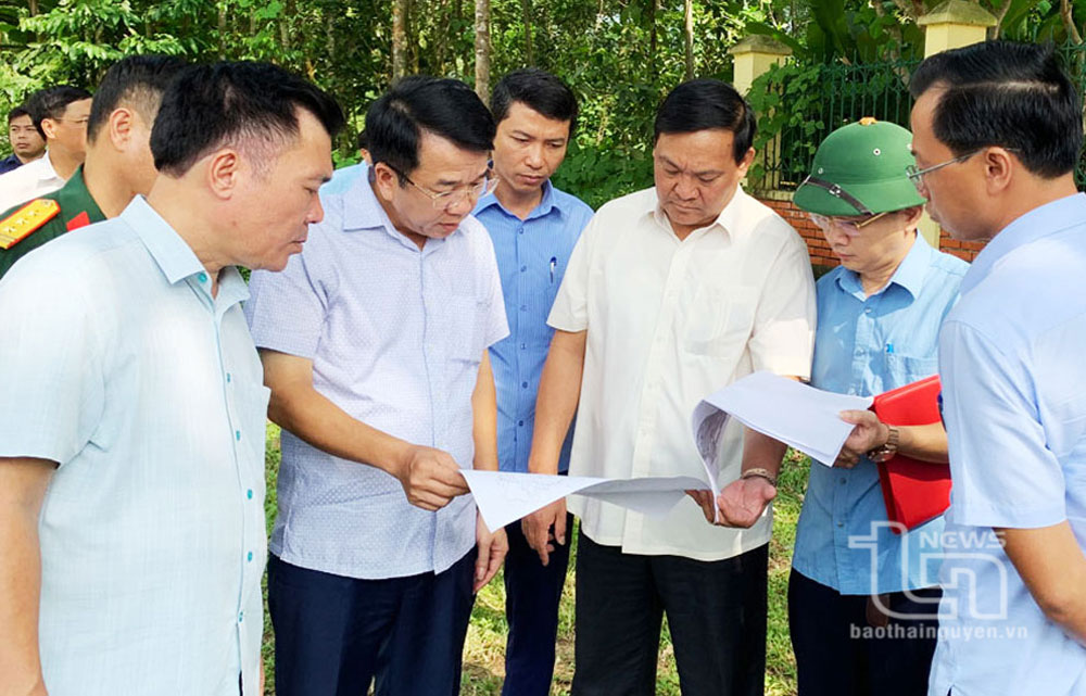 Đồng chí Nguyễn Thanh Bình, Phó Chủ tịch UBND tỉnh, cùng đại diện một số sở, ngành của tỉnh kiểm tra việc thực hiện Đề án xây dựng NTM trên địa bàn huyện Định Hóa (tháng 7-2023).