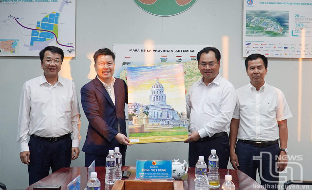 越南维琴察投资发展股份公司领导向太原省人委会省长赠送纪念品。