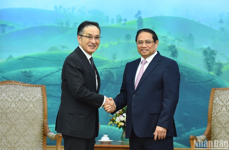 Prime Minister Pham Minh Chinh (R) receives President and CEO of Japans Marubeni Corporation Masumi Kakinokiat in Hanoi on November 13. (Photo: NDO)