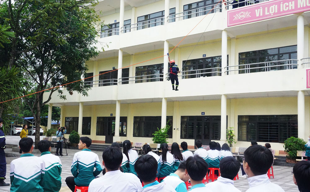 
Học sinh Trường THPT Chu Văn An được cán bộ Phòng Cảnh sát PCCC và cứu nạn, cứu hộ (Công an tỉnh) hướng dẫn kỹ năng thoát hiểm bằng thang dây.