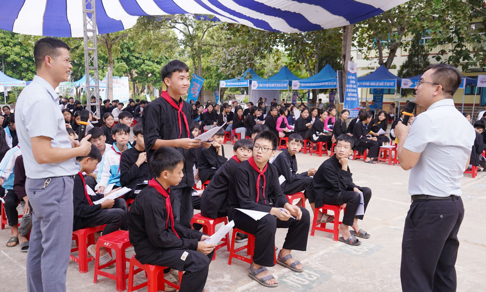 Hoạt động giao lưu với các em học sinh Trường PTDT nội trú - THCS Định Hóa.