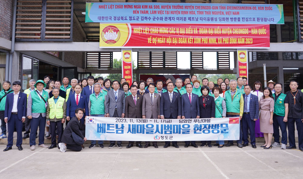 Đoàn công tác của huyện Cheongdo-Gun dự Ngày hội Đại đoàn kết toàn dân tộc tại xóm Phú Ninh.