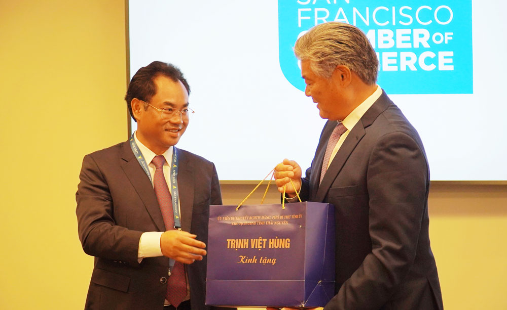 Đồng chí Chủ tịch UBND tỉnh Trịnh Việt Hùng tặng quà ông Rodney Fong, Chủ tịch Phòng Thương mại San Francisco.