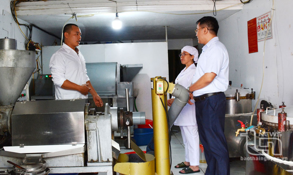 Đại diện HTX trồng và chế biến nông sản Đỗ Viện (xã Tân Khánh, Phú Bình) giới thiệu về hệ thống máy móc thiết bị sản xuất dầu lạc.