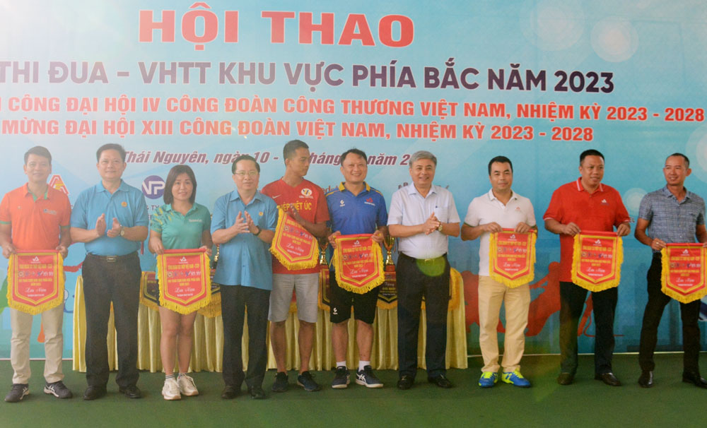 Ban Tổ chức trao Cờ lưu niệm cho đại diện các đơn vị tham gia Hội thao.
