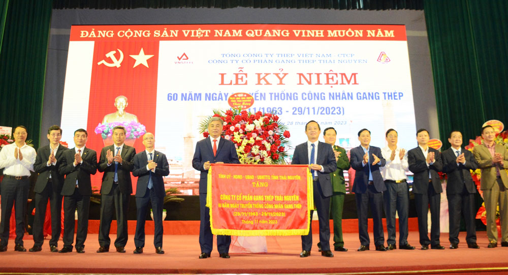 Tỉnh ủy - HĐND - UBND - Ủy ban MTTQ tỉnh đã tặng Cờ lưu niệm và hoa chúc mừng Công ty CP Gang Thép Thái Nguyên.