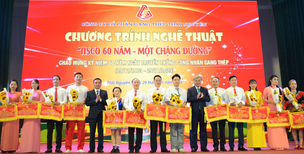 
Lãnh đạo Công ty CP Gang thép Thái Nguyên tặng hoa và Cờ lưu niệm cho các đơn vị tham gia chương trình nghệ thuật.