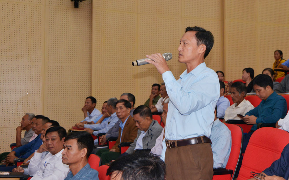 Đại diện người dân xã Cù Vân (Đại Từ) phát biểu ý kiến tại Hội nghị.