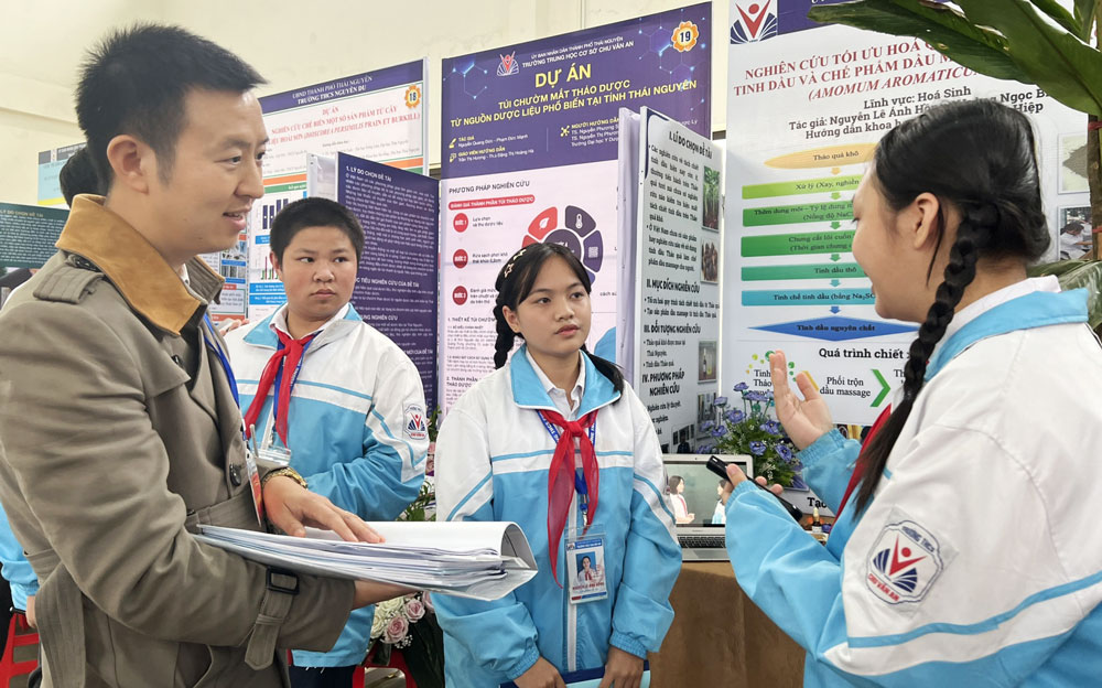 Students of Nha Trang Secondary School participate in the competition. 