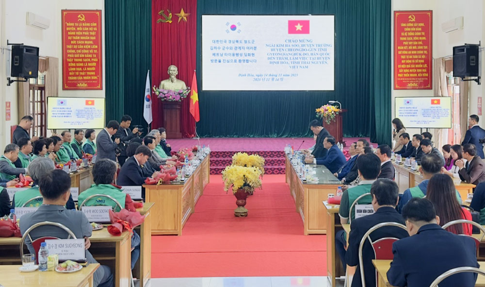 Hội nghị làm việc giữa hai huyện về kết quả xây dựng mô hình Làng mới Saemaul trên địa bàn huyện Định Hóa.