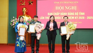 Hội nghị Ban Chấp hành Đảng bộ tỉnh: Trao quyết định chỉ định 3 đồng chí tham gia Ban Chấp hành Đảng bộ tỉnh