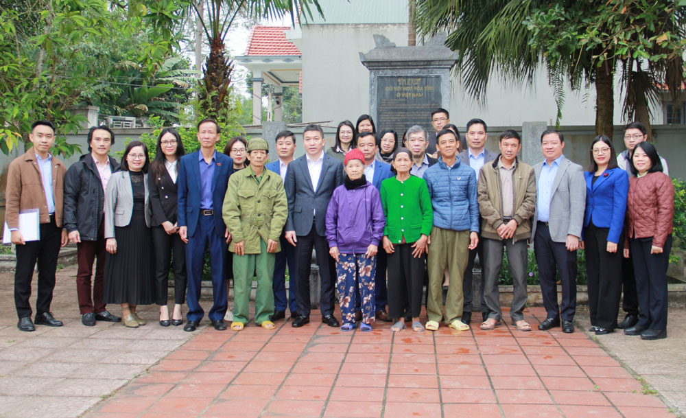 Các đại biểu chụp ảnh lưu niệm cùng bà con nhân dân địa phương tại Di tích nơi thành lập Liên hiệp các tổ chức hữu nghị Việt Nam.