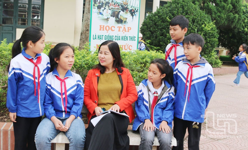 Các thầy, cô giáo ở Trường Tiểu học Hà Châu (Phú Bình) luôn dành thời gian gần gũi, trò chuyện với học sinh để nắm bắt nguyện vọng của các em.
