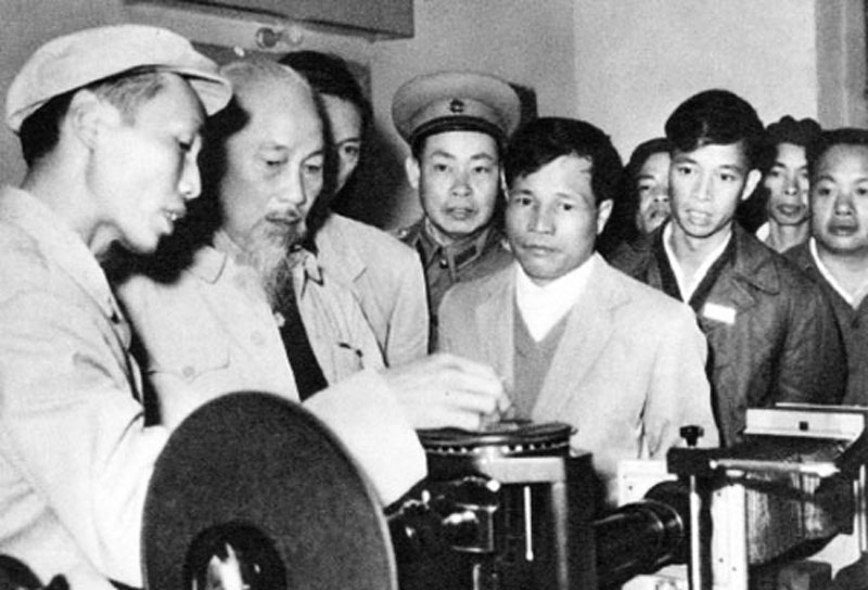 Bác Hồ thăm Xưởng Cơ khí - nay là Công ty CP Cơ khí Gang thép Thái Nguyên, ngày 1/1/1964. Ảnh: Tư liệu