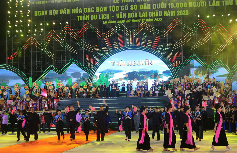 Màn trình diễn của đồng bào dân tộc Ngái tỉnh Thái Nguyên tại Lễ khai mạc Ngày hội (tổ chức tối 3-11 tại Quảng trường Nhân dân tỉnh Lai Châu).