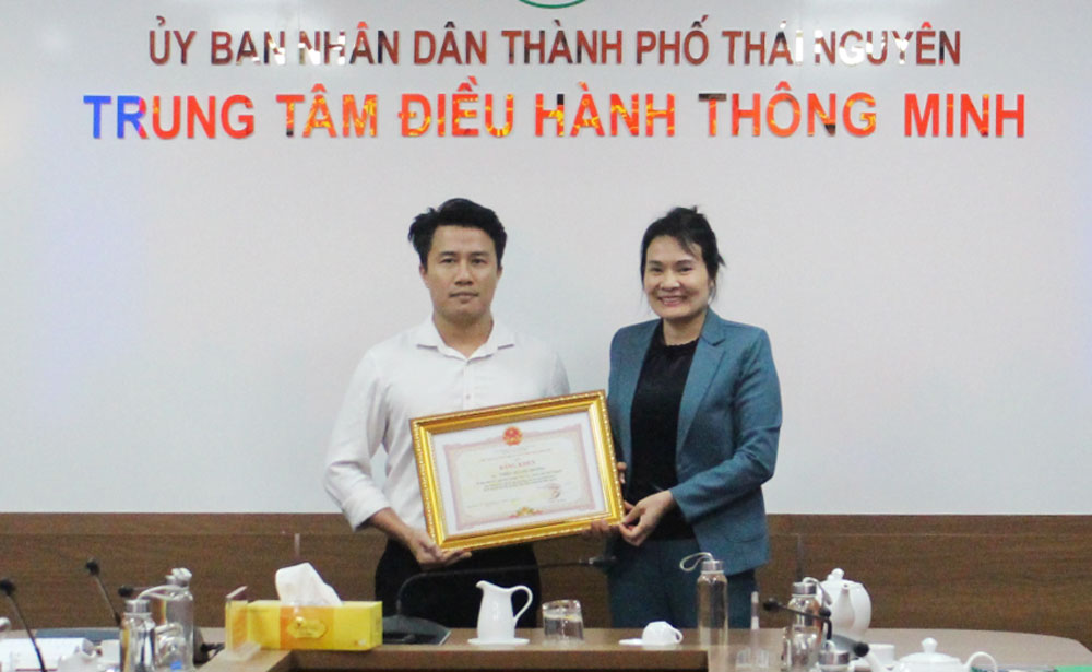 Thừa ủy quyền, lãnh đạo UBND TP. Thái Nguyên trao Bằng khen của Chủ tịch UBND tỉnh tặng anh Triệu Quang Dương.