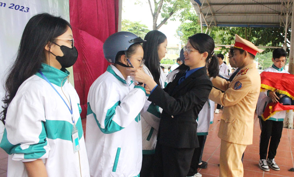 Ban Tổ chức trao tặng mũ bảo hiểm cho Đội thanh niên xung kích ATGT của Trường THPT Lương Ngọc Quyến.