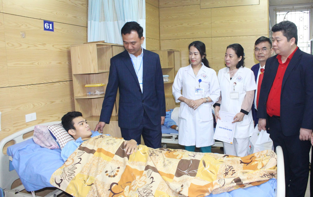 
Ban ATGT tỉnh tổ chức đoàn đến thăm, tặng quà nạn nhân bị TNGT đang điều trị tại Bệnh viện Trung ương Thái Nguyên.