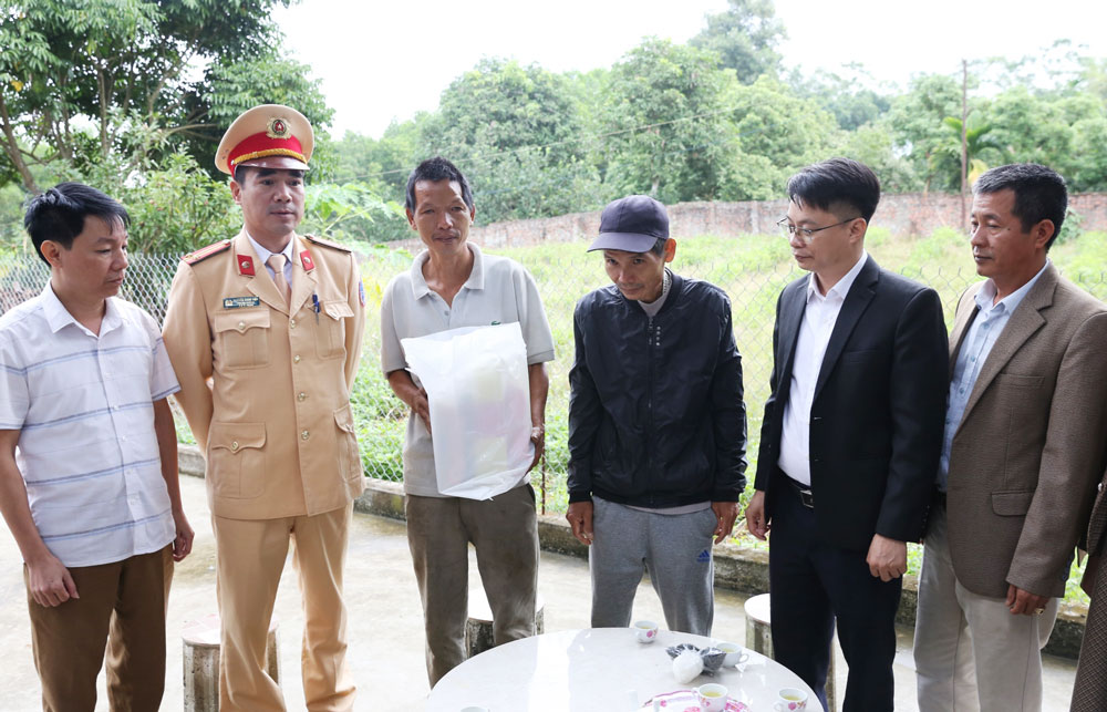 
Ban ATGT tỉnh tổ chức đoàn đến thăm, tặng quà gia đình nạn nhân bị TNGT có hoàn cảnh khó khăn ở xã Hóa Trung (Đồng Hỷ).