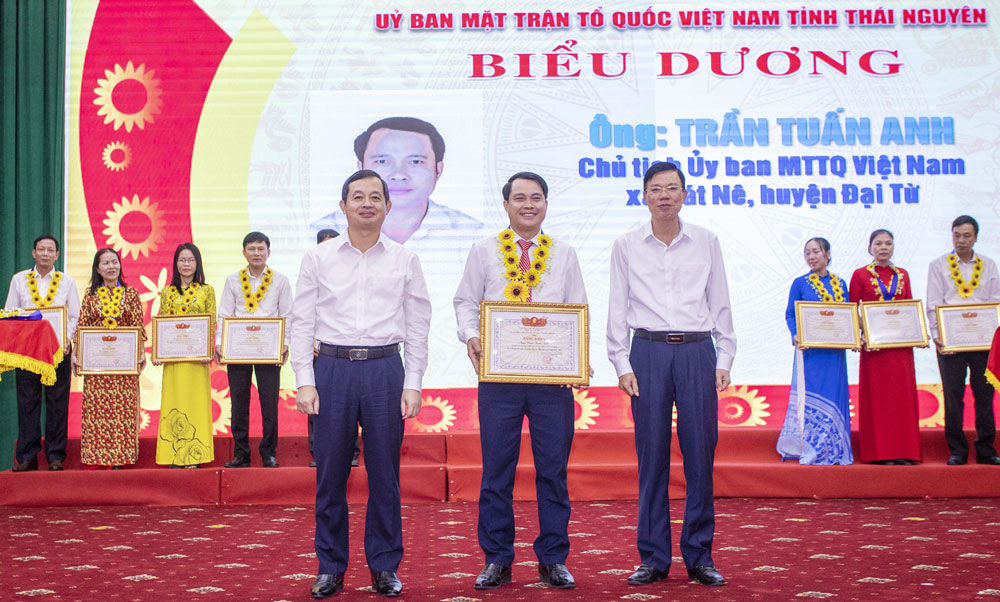 Đồng chí Phạm Hoàng Sơn và Lãnh đạo Uỷ ban MTTQ tỉnh trao Bằng khen của Uỷ ban MTTQ tỉnh cho đại biểu được khen thưởng