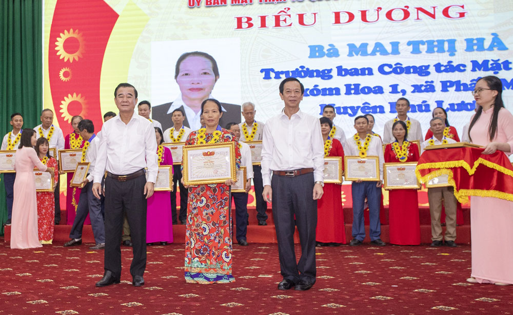 Các đồng chí lãnh đạo HĐND tỉnh, Uỷ ban MTTQ tỉnh trao Bằng khen của Uỷ ban MTTQ tỉnh cho đại biểu được khen thưởng