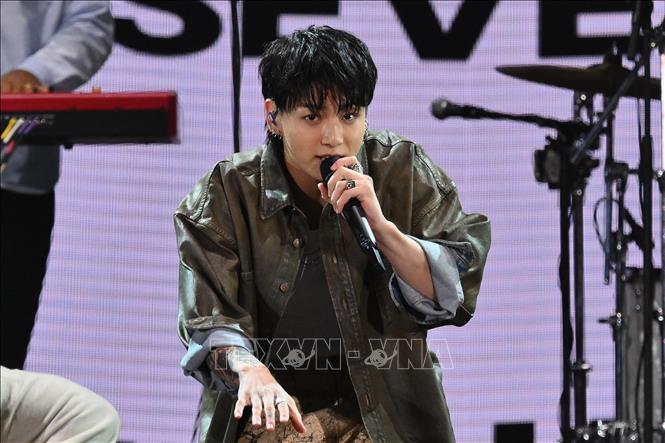 Ca sĩ Jungkook của nhóm nhạc Hàn Quốc BTS biểu diễn tại New York, Mỹ ngày 23/9/2023. Ảnh: AFP/TTXVN