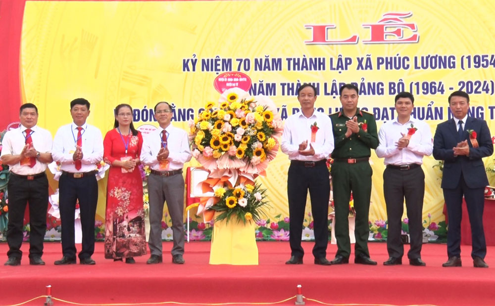 Lãnh đạo huyện Đại Từ tặng hoa chúc mừng Đảng bộ và nhân dân xã Phúc Lương.