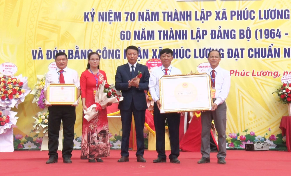Xã Phúc Lương đón Bằng công nhận xã đạt chuẩn NTM năm 2022.