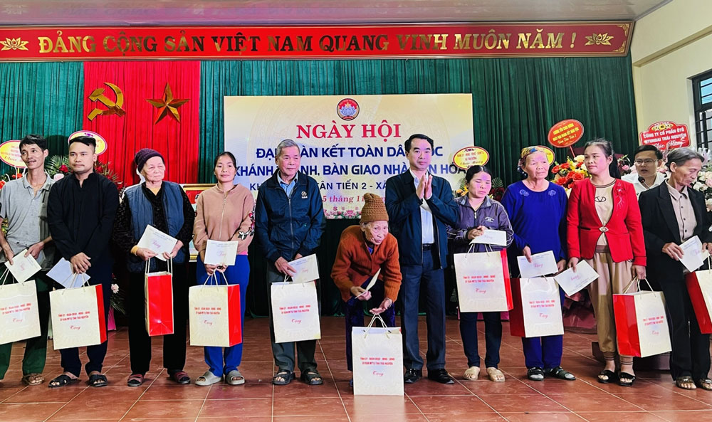 Lãnh đạo Ủy ban MTTQ tỉnh trao quà cho các hộ nghèo, gia đình chính sách ở xóm Tân Tiến 2, xã Tân Dương (Định Hóa) tại Ngày hội Đại đoàn kết toàn dân tộc năm 2023. 