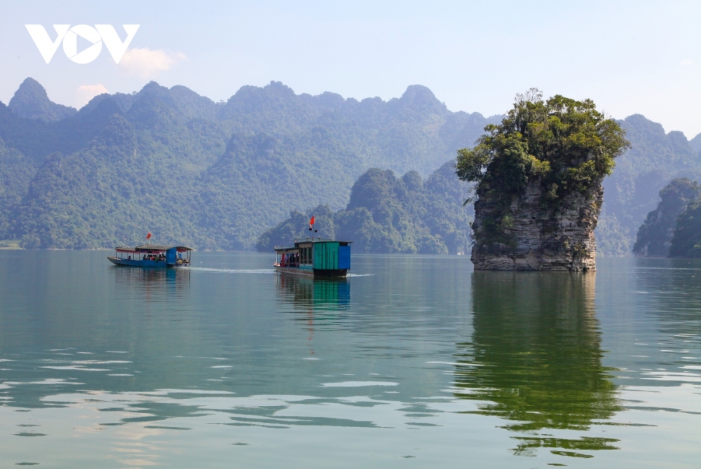 Du lịch lòng hồ tại Tuyên Quang.