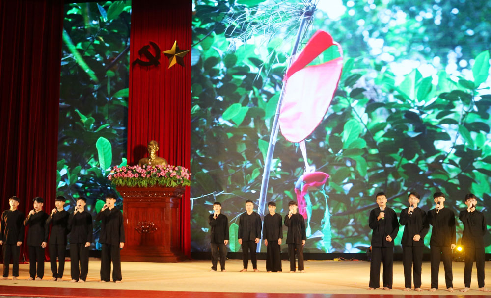 Tiết mục xướng cô, bài hát “Trông trăng” do các em học sinh người dân tộc Ngái Trường Phổ thông dân tộc Nội trú Thái Nguyên trình diễn tại Ngày hội.