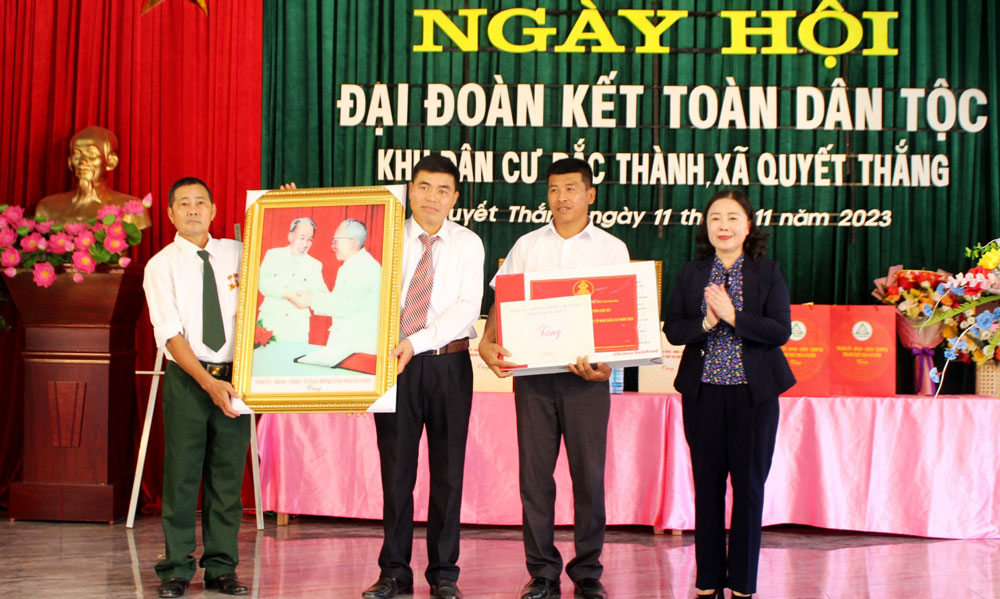 Đồng chí Đặng Xuân Trường và đồng chí Bùi Văn Lương trao tặng bức ảnh Bác Hồ - Bác Tôn cho tổ dân phố Vàng.