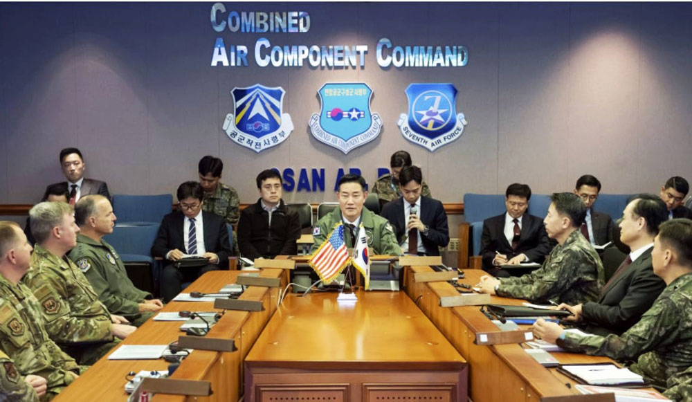 Bộ trưởng Quốc phòng Hàn Quốc Shin Won Sik họp bàn với các sĩ quan không quân tại Pyeongtaek liên quan tới vụ phóng tên lửa của Triều Tiên.