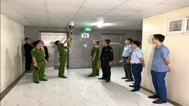 Lực lượng chức năng kiểm tra công tác phòng cháy, chữa cháy tại khách sạn Mường Thanh.