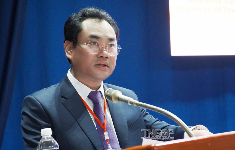 省人委会省长郑越雄在此论坛上发表讲话。