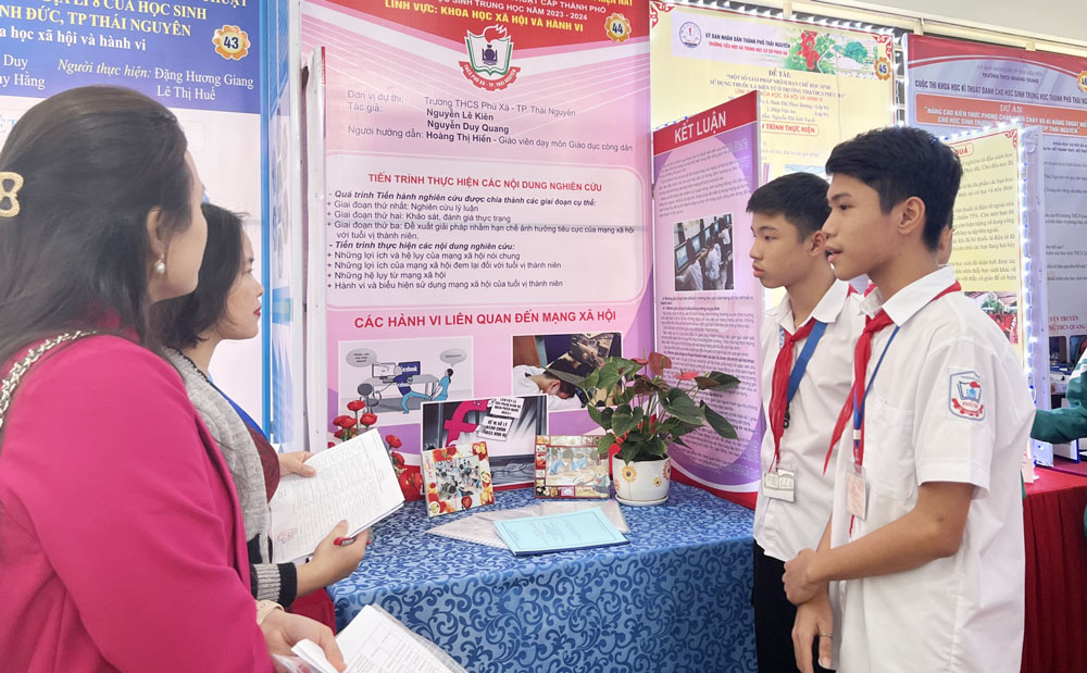 Students of Phu Xa Secondary School participate in the competition.