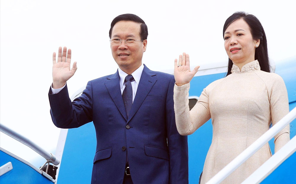 Chủ tịch nước Võ Văn Thưởng và Phu nhân rời Hà Nội, lên đường tham dự Tuần lễ cấp cao Diễn đàn Hợp tác kinh tế châu Á - Thái Bình Dương (APEC) 2023. (Ảnh: TTXVN)