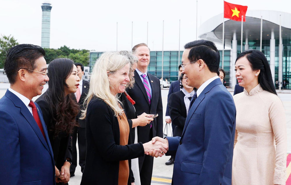 Bà Melissa Bishop, Phó Đại sứ Hoa Kỳ tại Việt Nam, tiễn Chủ tịch nước Võ Văn Thưởng và Phu nhân tại Sân bay quốc tế Nội Bài. (Ảnh: TTXVN)
