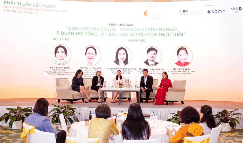 Bà Nguyễn Thị Vinh, Chủ tịch Hội Nữ doanh nhân tỉnh Thái Nguyên, cùng các diễn giả chia sẻ trong phiên thảo luận tại Diễn đàn.