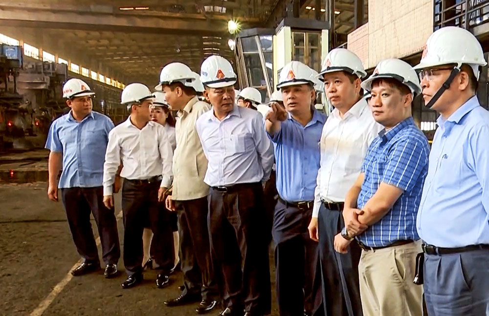 Ông Nguyễn Minh Hạnh, Tổng Giám đốc Công ty giới thiệu với các đồng chí lãnh đạo Đảng ủy Khối doanh nghiệp Trung ương dây chuyền công nghệ cán thép tại đơn vị.