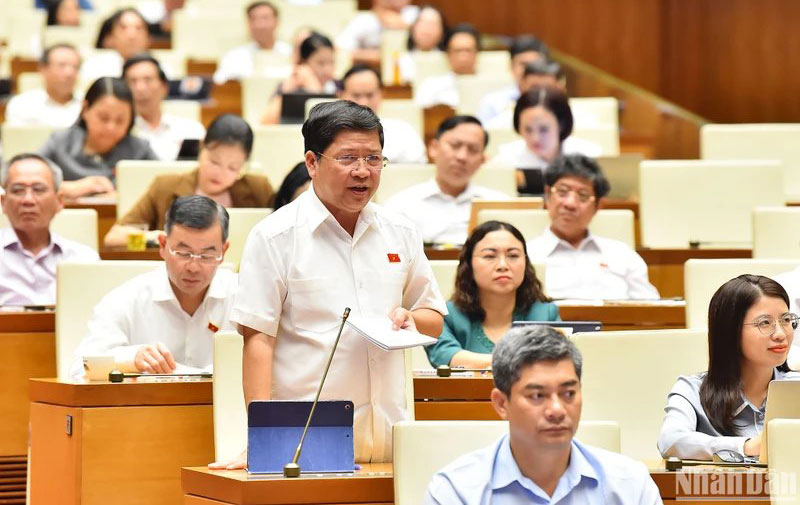 Đại biểu Tạ Văn Hạ (Đoàn Quảng Nam) phát biểu ý kiến tại hội trường chiều 3/11. 