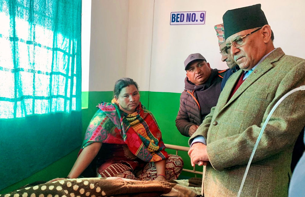 

Thủ tướng Nepal Pushpa Kamal Dahal đến thăm người bị thương tại bệnh viện sau trận động đất ở Jajarkot, Nepal, ngày 4/11/2023.