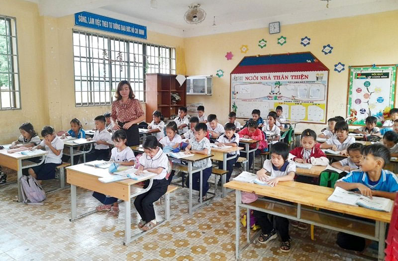 Trong giờ học tập của cô và trò lớp 2A Trường Tiểu học Nguyễn Thị Minh Khai, xã Ea Huar, huyện biên giới Buôn Đôn, tỉnh Đắk Lắk.