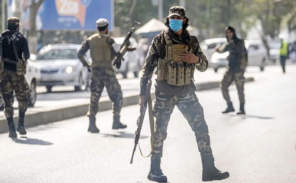 Lực lượng Taliban đứng gác tại hiện trường vụ nổ ở Kabul, Afghanistan.