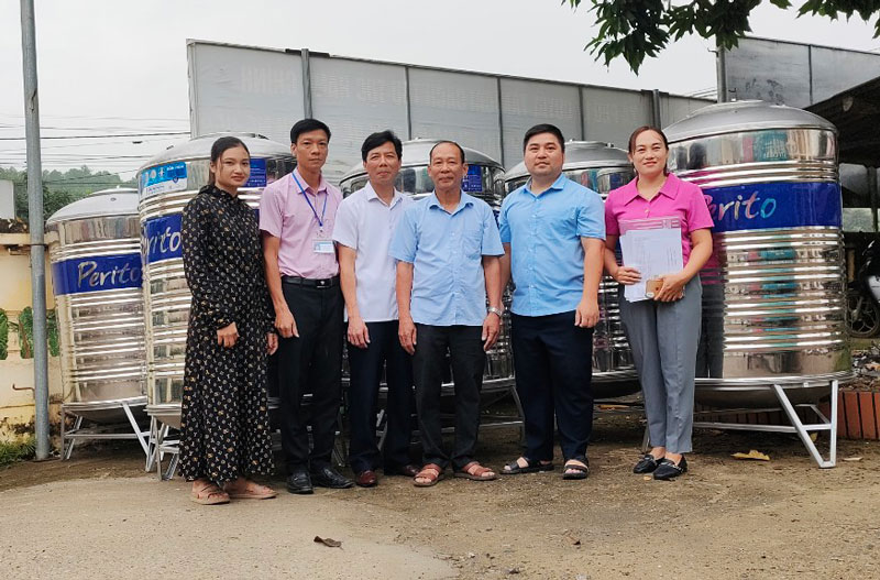 Phòng Dân tộc huyện Phú Lương và xã Phủ Lý tổ chức bàn giao téc nước cho các hộ dân tộc thiểu số nghèo trong xã.