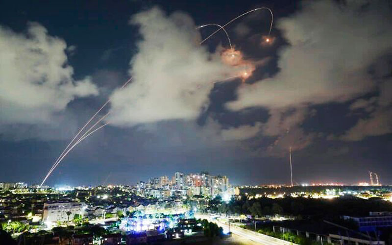 Hệ thống phòng không Iron Dome khai hỏa để đánh chặn tên lửa bắn từ Dải Gaza, ở thành phố ven biển phía nam Ashkelon, ngày 19/10/2023. 