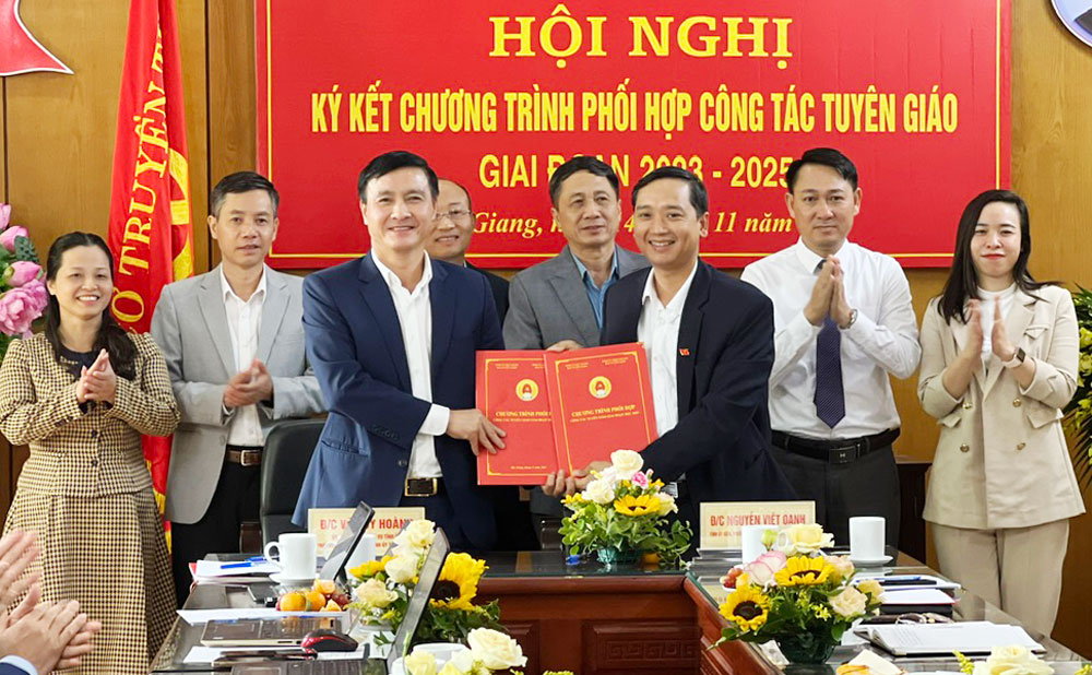Lãnh đạo Ban Tuyên giáo Tỉnh ủy hai tỉnh Thái Nguyên và Bắc Giang ký kết Chương trình phối hợp công tác tuyên giáo giai đoạn 2023-2025.