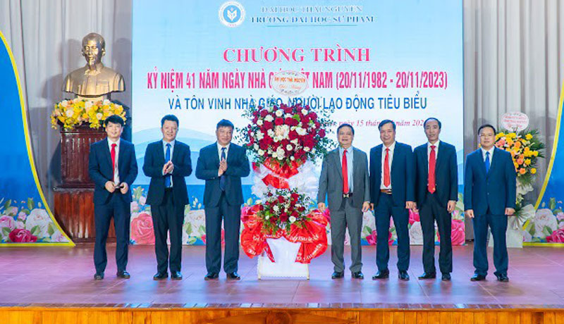 Lãnh đạo Đại học Thái Nguyên, Công đoàn Đại học Thái Nguyên tặng hoa chúc mừng cán bộ, giảng viên Trường Đại học Sư phạm.