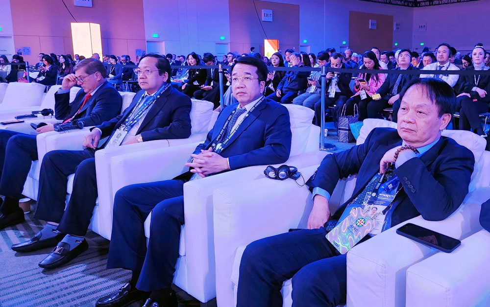 Vice Chairman Nguyen Thanh Binh attended the APEC CEO Summit.