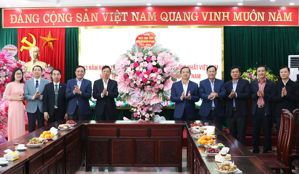 Đồng chí Phó Bí thư Thường trực Tỉnh ủy Phạm Hoàng Sơn và các thành viên trong Đoàn tặng hoa chúc mừng Ủy ban MTTQ tỉnh.